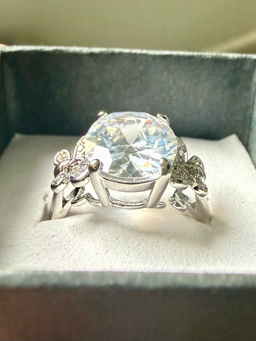 NEW!!Elegant 14k White Gold Plated Floral Halo Solitaire Ring with Clear Stone